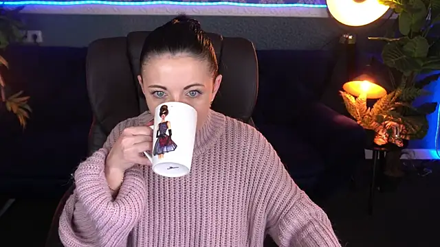 Snapshot of Dafni_Monn chatting on 11.19.25 Dafni Monn online show from 11.19.25