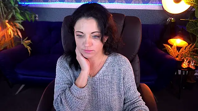 Snapshot of Dafni_Monn chatting on 11.21.25 Dafni Monn online show from 11.21.25