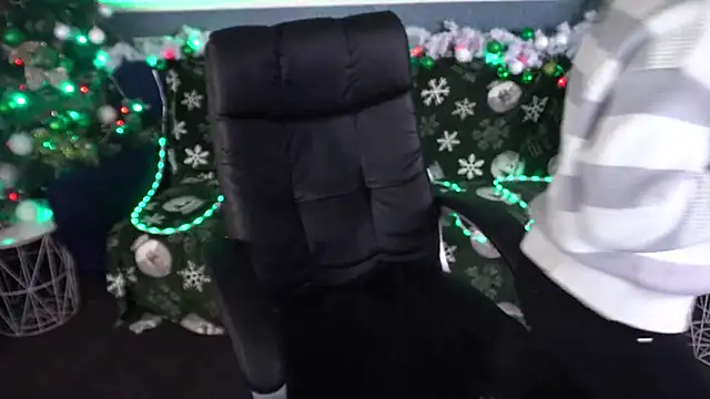 Snapshot of Dafni_Monn chatting on 12.16.25 Dafni Monn online show from 12.16.25