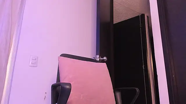 Snapshot of Davis_Axel chatting on 01.10.26 Davis Axel online show from 01.10.26