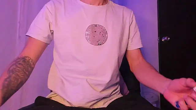 Snapshot of Davis_Axel chatting on 01.11.26 Davis Axel online show from 01.11.26