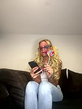 Snapshot of Zungenlolly_quinn chatting on 01.14.26 Zungenlolly quinn online show from 01.14.26