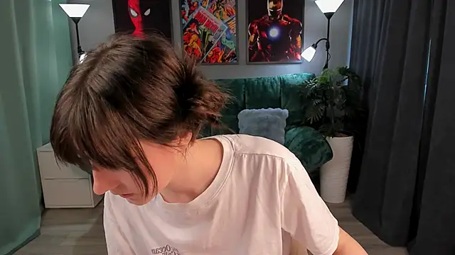 Snapshot of KikaOsterman chatting on 04.13.26 KikaOsterman online show from 04.13.26