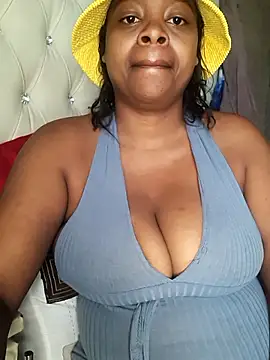 Snapshot of bigboobylicious chatting on 04.07.26 bigboobylicious online show from 04.07.26