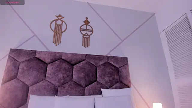 Snapshot of emily_nova_ chatting on 04.05.26 emily nova online show from 04.05.26