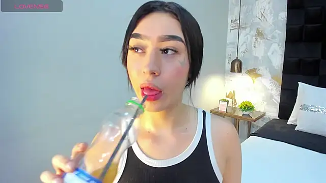 emily clarkk  online show from 03.04.26