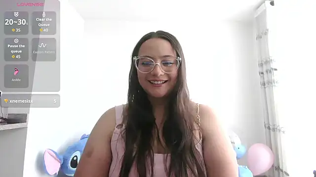 Snapshot of LOLA_R_ chatting on 05.11.26 LOLA R online show from 05.11.26