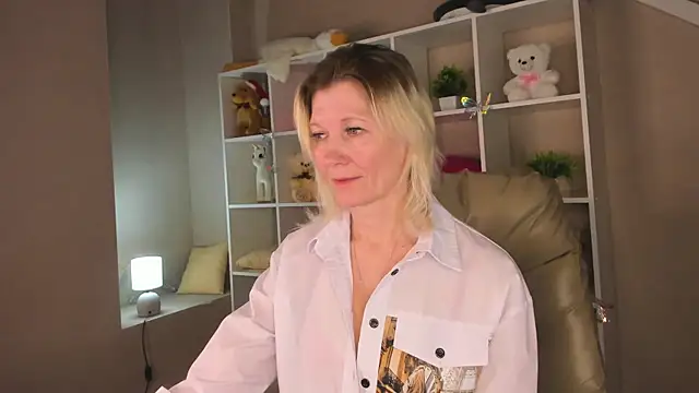 Snapshot of Julie_Lucas chatting on 03.02.26 Julie Lucas online show from 03.02.26