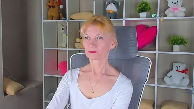 Julie Lucas online show from 04.03.26