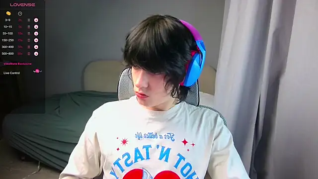 Snapshot of LeonBoykisser chatting on 03.05.26 LeonBoykisser online show from 03.05.26