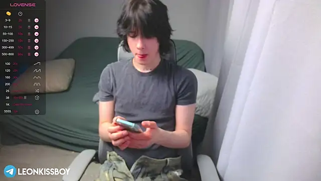 Snapshot of LeonBoykisser chatting on 03.16.26 LeonBoykisser online show from 03.16.26