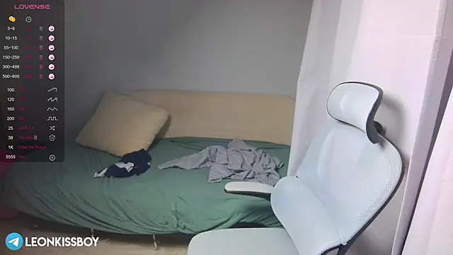 Snapshot of LeonBoykisser chatting on 03.18.26 LeonBoykisser online show from 03.18.26