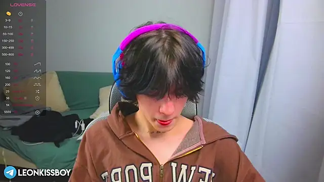 Snapshot of LeonBoykisser chatting on 03.26.26 LeonBoykisser online show from 03.26.26