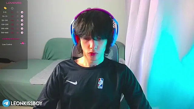 Snapshot of LeonBoykisser chatting on 03.29.26 LeonBoykisser online show from 03.29.26