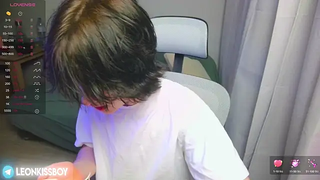 Snapshot of LeonBoykisser chatting on 04.06.26 LeonBoykisser online show from 04.06.26