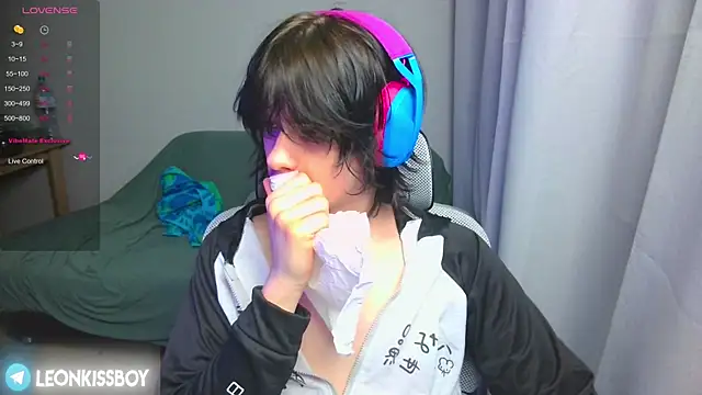 Snapshot of LeonBoykisser chatting on 04.08.26 LeonBoykisser online show from 04.08.26