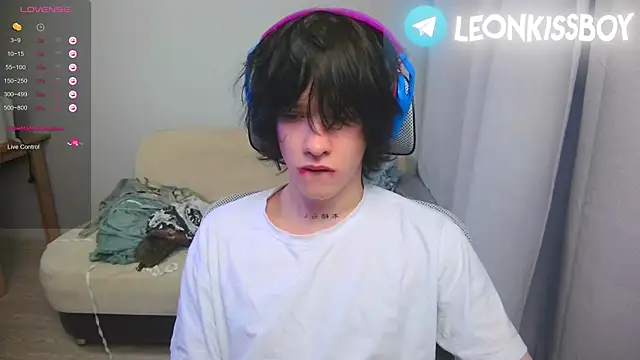 Snapshot of LeonBoykisser chatting on 04.10.26 LeonBoykisser online show from 04.10.26