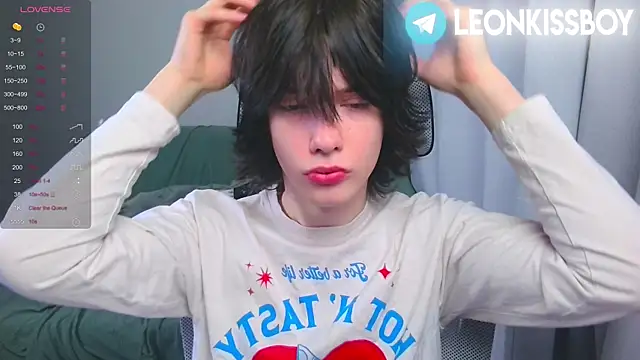 Snapshot of LeonBoykisser chatting on 04.10.26 LeonBoykisser online show from 04.10.26