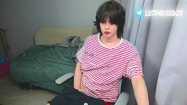 Snapshot of LeonBoykisser chatting on 04.12.26 LeonBoykisser online show from 04.12.26