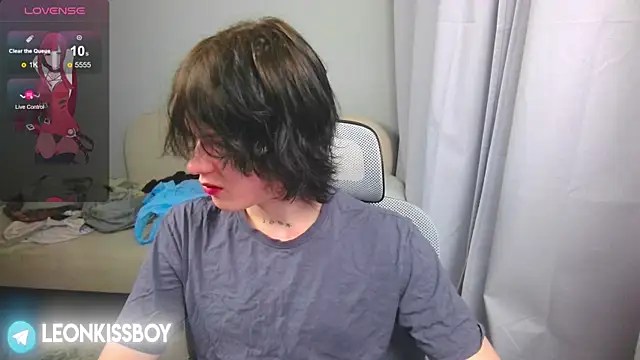 Snapshot of LeonBoykisser chatting on 04.13.26 LeonBoykisser online show from 04.13.26