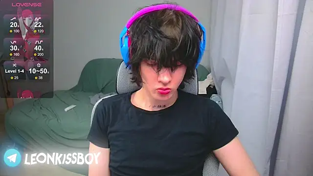 Snapshot of LeonBoykisser chatting on 04.15.26 LeonBoykisser online show from 04.15.26