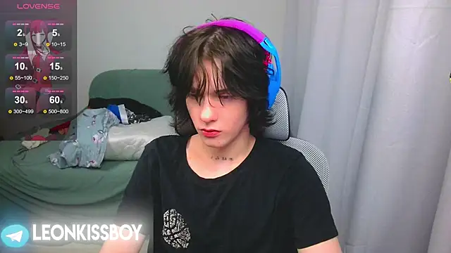 Snapshot of LeonBoykisser chatting on 04.15.26 LeonBoykisser online show from 04.15.26