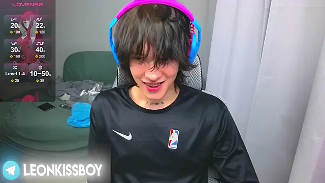 Snapshot of LeonBoykisser chatting on 04.16.26 LeonBoykisser online show from 04.16.26