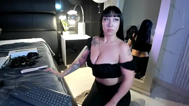 Snapshot of KomiCatt chatting on 02.17.26 KomiCatt online show from 02.17.26