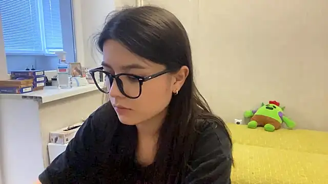 Snapshot of SaintMari chatting on 06.21.26 SaintMari online show from 06.21.26