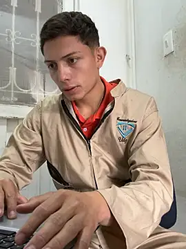 Snapshot of santiObrero chatting on 06.18.26 santiObrero online show from 06.18.26