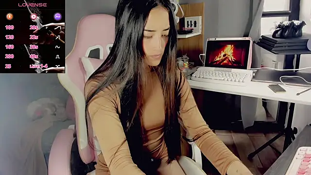 Snapshot of VictoriaHoneyy chatting on 04.07.26 VictoriaHoneyy online show from 04.07.26
