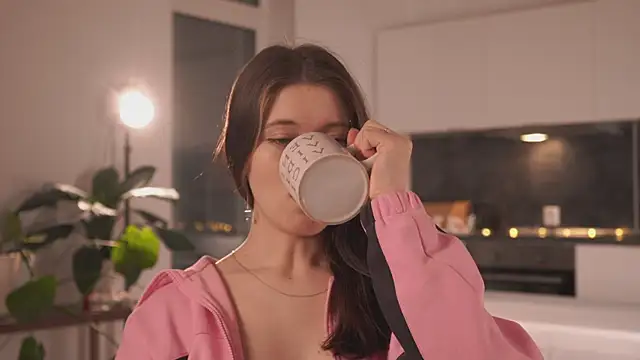 Snapshot of EleniRoeber chatting on 02.04.26 EleniRoeber online show from 02.04.26