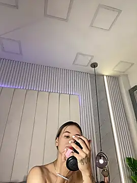 Snapshot of JuliaColemann chatting on 04.12.26 JuliaColemann online show from 04.12.26