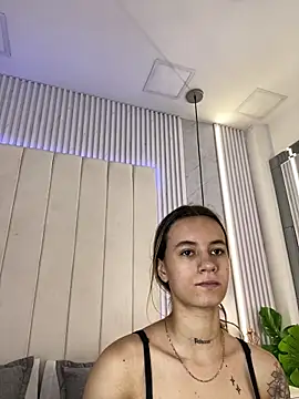 Snapshot of JuliaColemann chatting on 04.16.26 JuliaColemann online show from 04.16.26