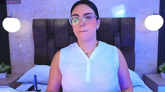Snapshot of vicky_grey chatting on 05.27.26 vicky grey online show from 05.27.26