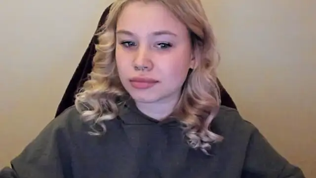 Snapshot of Lulu_Di chatting on 02.04.26 Lulu Di online show from 02.04.26