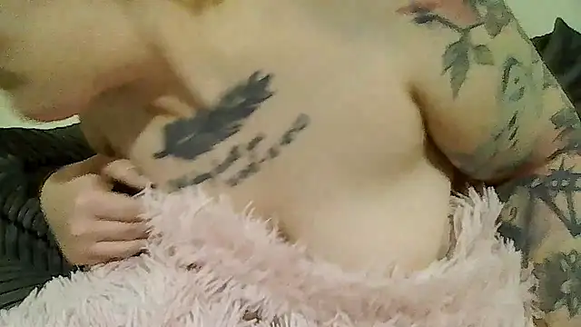 Snapshot of Tiara_XOX chatting on 02.16.26 Tiara XOX online show from 02.16.26