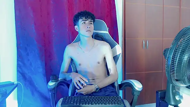 Snapshot of Johnny_cagee_ chatting on 02.05.26 Johnny cagee online show from 02.05.26