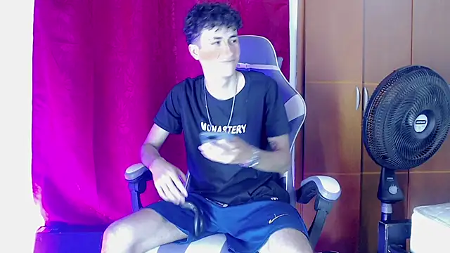 Snapshot of Johnny_cagee_ chatting on 02.05.26 Johnny cagee online show from 02.05.26