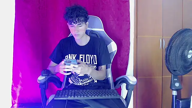 Snapshot of Johnny_cagee_ chatting on 02.06.26 Johnny cagee online show from 02.06.26