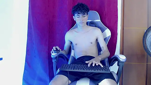 Snapshot of Johnny_cagee_ chatting on 02.11.26 Johnny cagee online show from 02.11.26