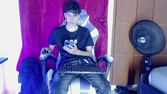 Snapshot of Johnny_cagee_ chatting on 02.16.26 Johnny cagee online show from 02.16.26