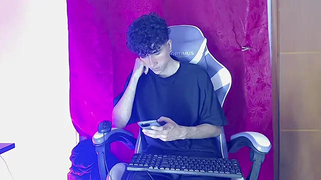 Snapshot of Johnny_cagee_ chatting on 02.18.26 Johnny cagee online show from 02.18.26