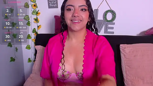 Snapshot of emiily_curly chatting on 05.06.26 emiily curly online show from 05.06.26