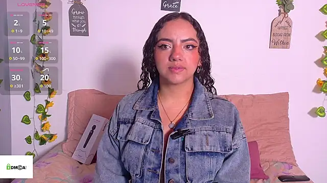 Snapshot of emiily_curly chatting on 05.25.26 emiily curly online show from 05.25.26