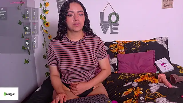 Snapshot of emiily_curly chatting on 06.19.26 emiily curly online show from 06.19.26
