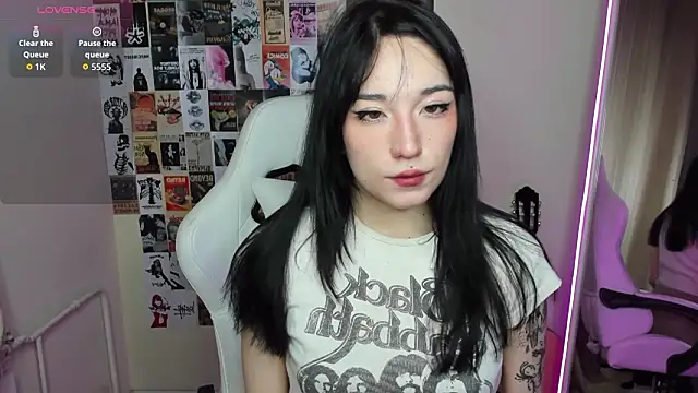 Snapshot of AliceeinWonderlanddd chatting on 02.04.26 AliceeinWonderlanddd online show from 02.04.26