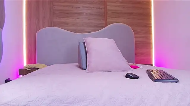 shaina adams online show from 02.21.26