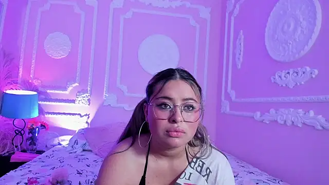 Snapshot of AngellVisen chatting on 02.14.26 AngellVisen online show from 02.14.26