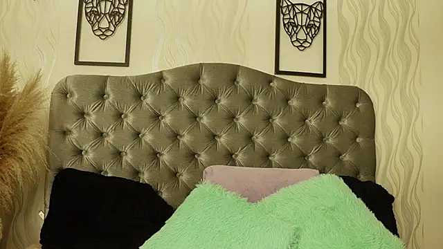 katt eyes  online show from 04.22.26